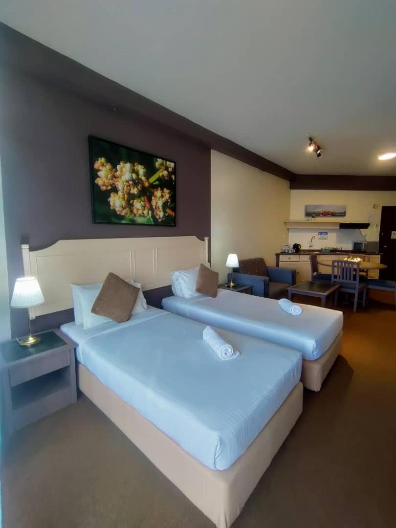 Rainbow Paradise Beachfront Penang Tanjung Bungah  Exterior photo